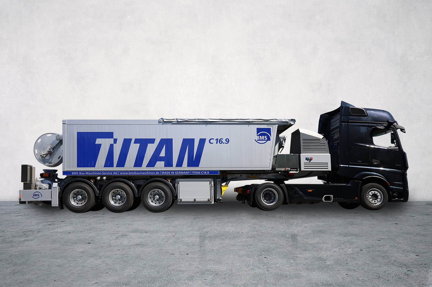 Titan_Seite_RZaufGrau